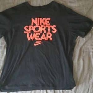 Nike Tee🛑Browse my closet for more nike and save